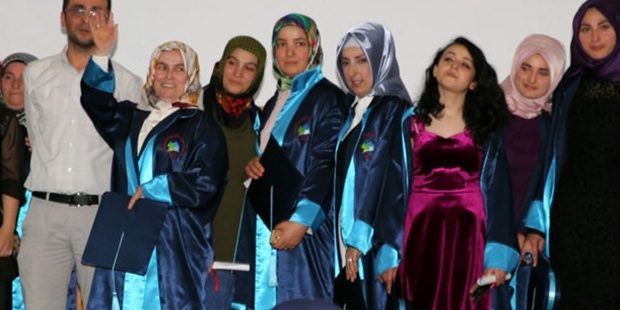 4 çocuğu, 2 torunu olan Naciye teyze liseden mezun oldu