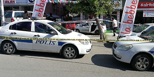 Otomobil kaldırımdaki yayalara çarptı; 1'i çocuk 2 kişi hayatını kaybetti