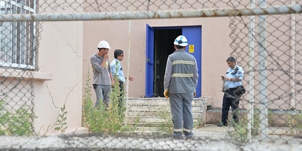 Adana'da kablo çalmak için trafoya giren 2 kişiyi elektrik çarptı