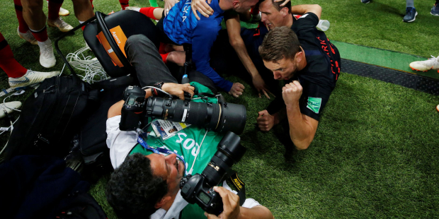Mandzukic, attığı gol sonrası foto muhabirlere koştu ve ilginç anlar yaşandı