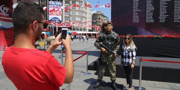 Ömer Halisdemir'in heykeli Taksim Meydanı'nda