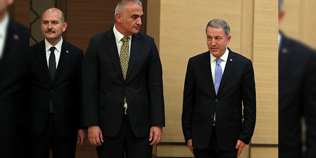 Reuters objektifine takıldı: Erdoğan ismini okurken Hulusi Akar 'hazır ol'a geçti! Fotoğraf: Reuters