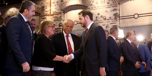 "Berat Albayrak lafı uzatan ve konuya dair bildiği her şeyden söz eden kurnaz bir öğrenciye benziyordu"