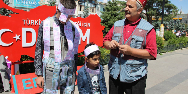 Oğlunun belden aşağısına dolar, belden yukarısına Türk Lirası yapıştırarak ABD'yi protesto etti!