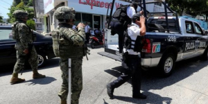 O kentte tüm polis memurlarının silahlarına el kondu: 'Eğitimleri yetersiz, maaşları düşük'
