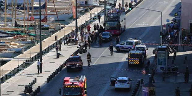 Fransa'da bir araç kalabalığın arasına daldı Fotoğraf kaynak: Dokuzsekiz