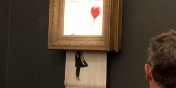 Banksy'nin 'Kırmızı Balonlu Kız' adlı eseri kendini parçalara ayırmasına rağmen satıldı