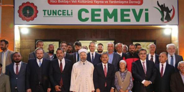 Diyanet İşleri Başkanı ilk kez bir cemevine gitti