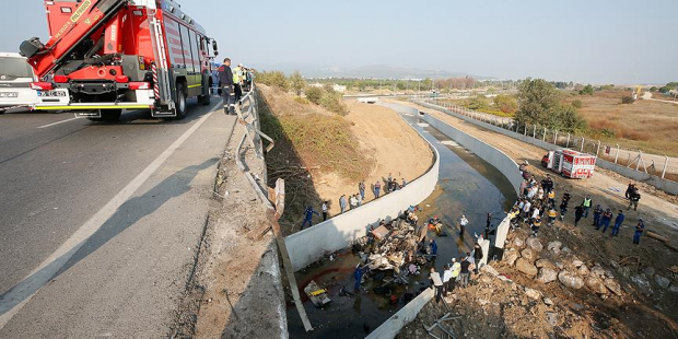 İzmir'de içinde göçmenlerin bulunduğu kamyon devrildi: 19 kişi öldü