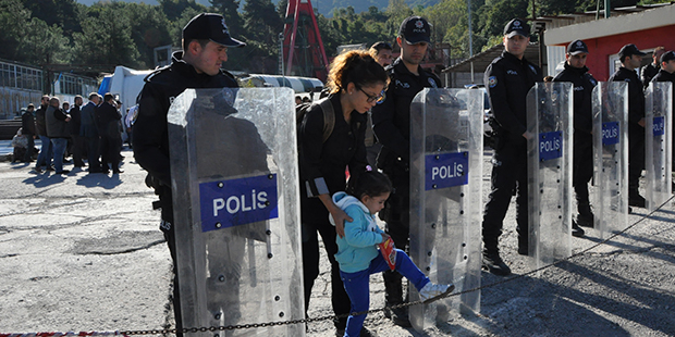 Maden işçileri 4 gündür asansör kulesinde eylemde