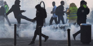 Fransa'daki akaryakıt zammı protestolarında 400'den fazla kişi yaralandı