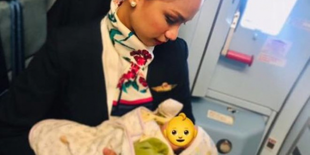 Annenin sütü bitti, bebeği hostes emzirdi