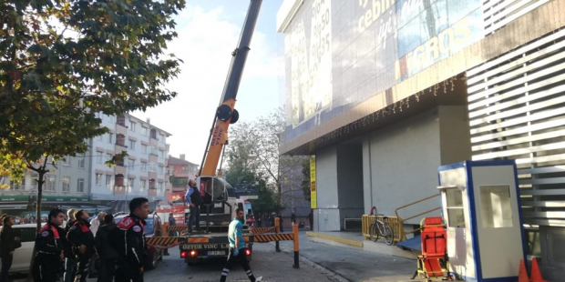 AVM'de yangın: 1'i ağır 3 yaralı