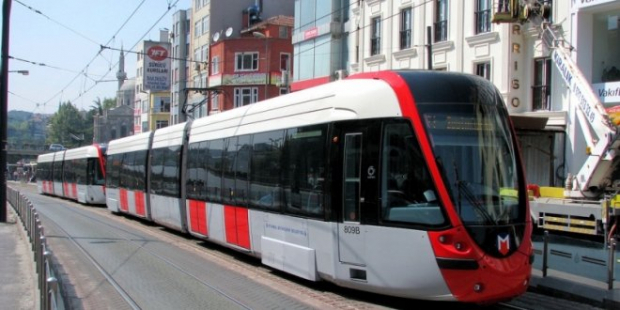 Beyazıt'ta tramvay raydan çıktı