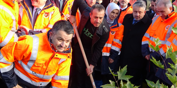 Bakan Pakdemirli, sanatçı Haluk Levent'le birlikte fidan dikti
