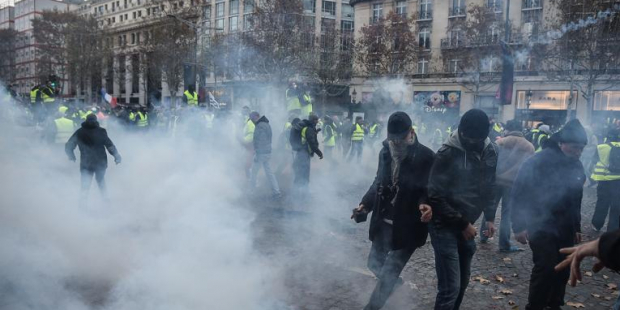'Sarı Yelekler' 4. haftada da sokaklarda: Paris'teki turistik mekanlar yarın kapalı olacak