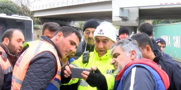 TIR üst geçide çarparak devrildi, sürücü "Uyarı tabelası hatalı" dedi