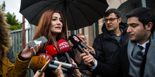 Başörtülü kadınlara hakaret ettiği iddia edilen Deniz Çakır ifade verdi: Suçlamaları reddettim
