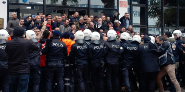 İzmir'de basın açıklaması yapmak isteyen işçilere biber gazı ve copla müdahale; 4 yaralı, 15 gözaltı