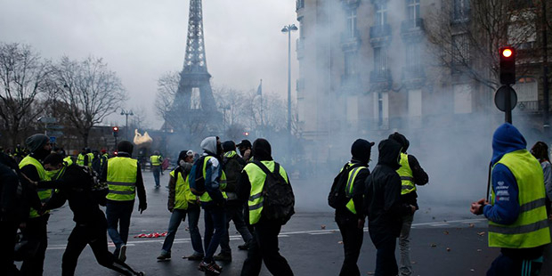 Sarı Yelekler bir kez daha Paris sokaklarında