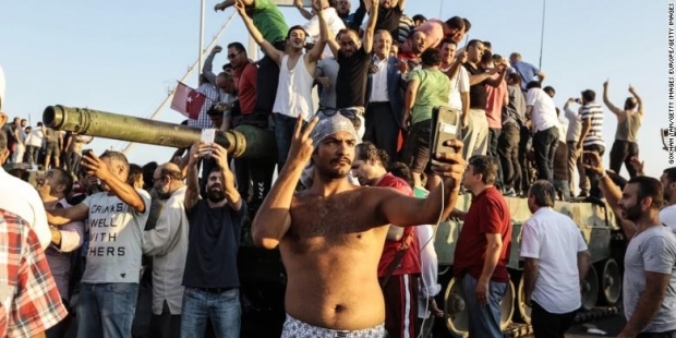36 yıl sonra darbe girişimi