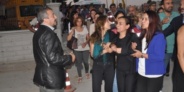Aysel Tuğluk'un annesinin cenazesine saldırı!