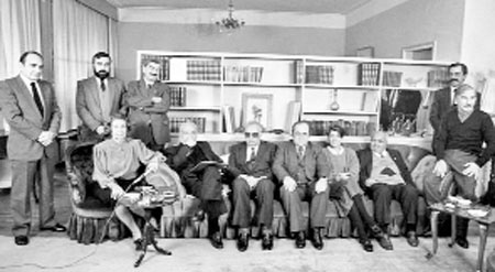 8 Kasım 1988, Nadir Nadi'nin evi. Soldan sağa: Berin Nadi, Nadir Nadi, Yaşar Kemal, Uğur Mumcu, Emine Uşaklıgil, Mustafa Ekmekçi, İlhan Selçuk. Ayaktakiler: Bülent İnal, Demirtaş Ceyhun, Okay Gönensin