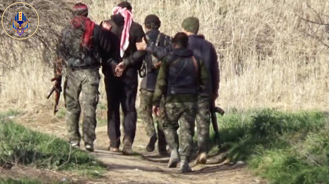 Tıl Hirmis'te MFS ve YPG bir IŞID'liyi esir alırken...
