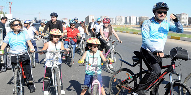Demirtaş, Cumhurbaşkanlığı seçimi kampanyası sırasında eşi ve çocuklarıyla birlikte Diyarbakır'da doğa için düzenlenen bisiklet turuna katılmıştı