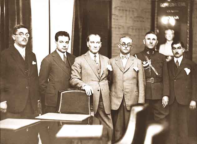 Atatürk, 22 Ekim 1929'da İş Bankası merkez ofisinde.