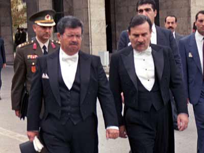 Turgut Özal, 9 Kasım 1989'da Cumhurbaşkanlığı görevini devralınca hükümeti kurma görevini Yıldırım Akbulut'a vermişti