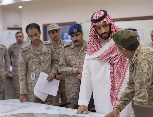 Prens Salman'ın başkent Riyad'da operasyonun yürütüldüğü komuta merkezinde çekilen fotoğrafları basına servis edildi.