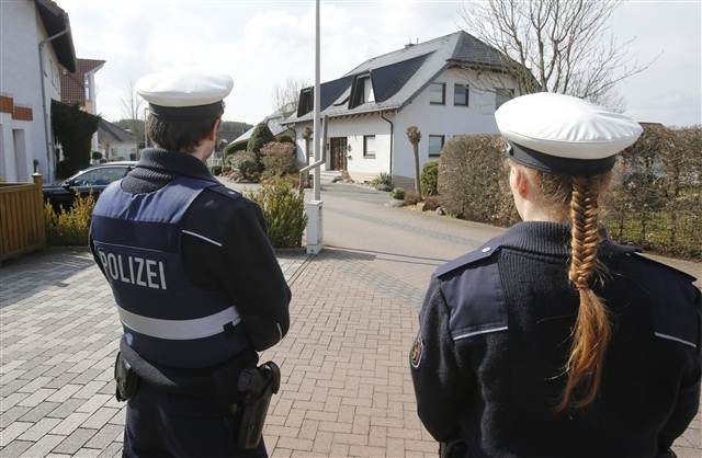Alman polisi, medya mensuplarının Lubitz'in Montabaur'daki evine yaklaşmasına izin vermiyor.