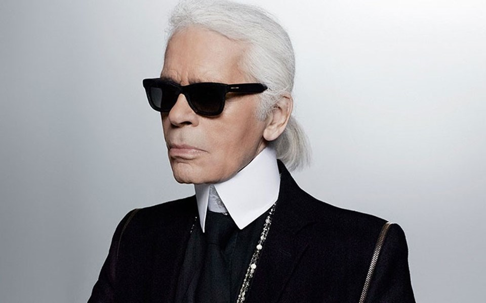 72 yaşındaki Lagerfeld, 20. yüzyılın en önemli moda tasarımcılarından biri olarak gösteriliyor