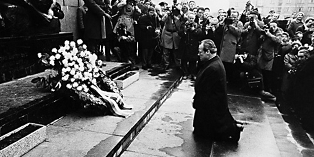 Batı Almanya Başbakanı Willy Brandt, 7 Aralık 1970 te Varşova Gettosu Anıtı'nın önünde diz çökerek Yahudi Soykırımı nedeniyle özür dilemişti.