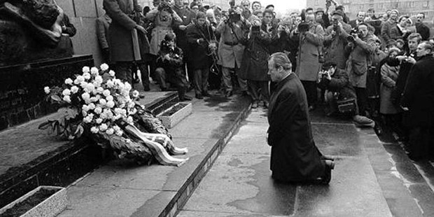 Batı Almanya Başbakanı Willy Brandt 1970’te Varşova Gettosu Anıtı önünde diz çökerek Yahudilerden özür dilemişti