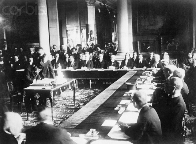 Damat Ferit Paşa Sevr Antlaşması'nı imzalarken / 10 Ağustos 1920