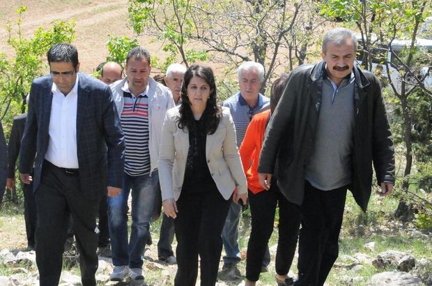 İmralı'da Abdullah Öcalan, Ankara'da Başbakan Yardımcısı Yalçın Akdoğan'la görüşen HDP heyeti, bilgi vermek üzere gittiği Kandil ziyaretlerinden birinde. Soldan sağa: HDP Grup başkanvekilleri İdris Baluken, Pervin Buldan ve İmralı Heyeti Sözcüsü Sırrı Süreyya Önder