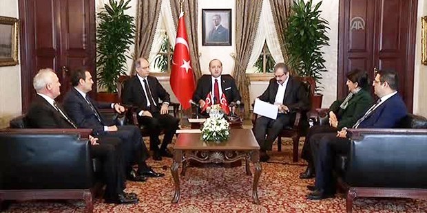 28 Şubat'ta Dolmabahçe'de bir ilk yaşanmış, hükümet, HDP ve MİT temsilcilerinden oluşan heyet, ortak açıklamalar yapmıştı. Soldan sağa: MİT Müsteşar Yardımcısı Muhammed Dervişoğlu, AKP Grup Başkanvekili Mahir Ünal, dönemin İçişleri Bakanı Efkan Ala, Başbakan Yardımcısı Yalçın Akdoğan ile HDP'den Sırrı Süreyya Önder, Pervin Buldan ve İdris Baluken