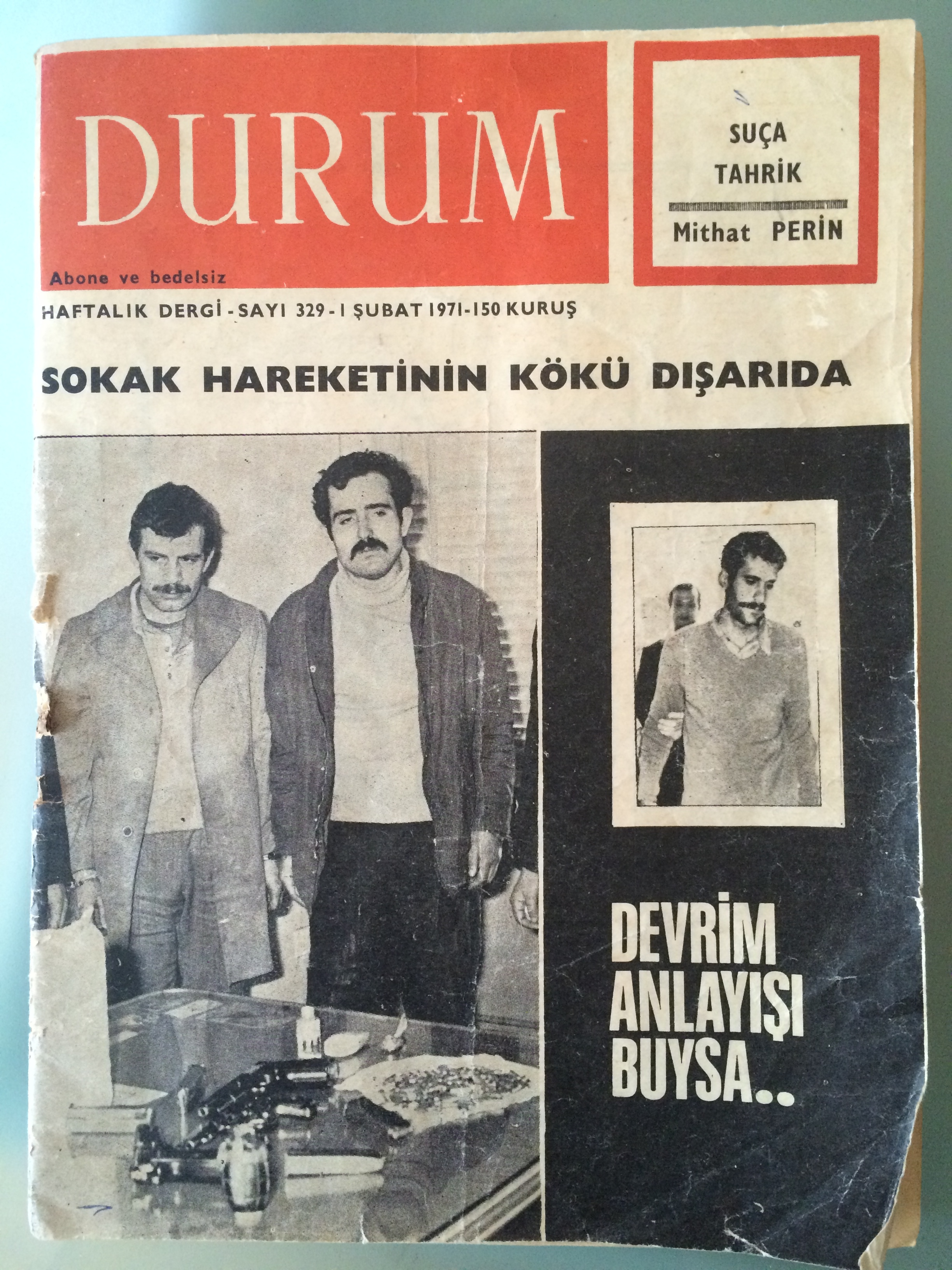 1 Şubat 1971 tarihli Durum dergisinin kapağında Mustafa Kaçaroğlu ve Mahir Sayan, siyah zemin üstündeki fotoğraf Deniz Gezmiş'e ait 