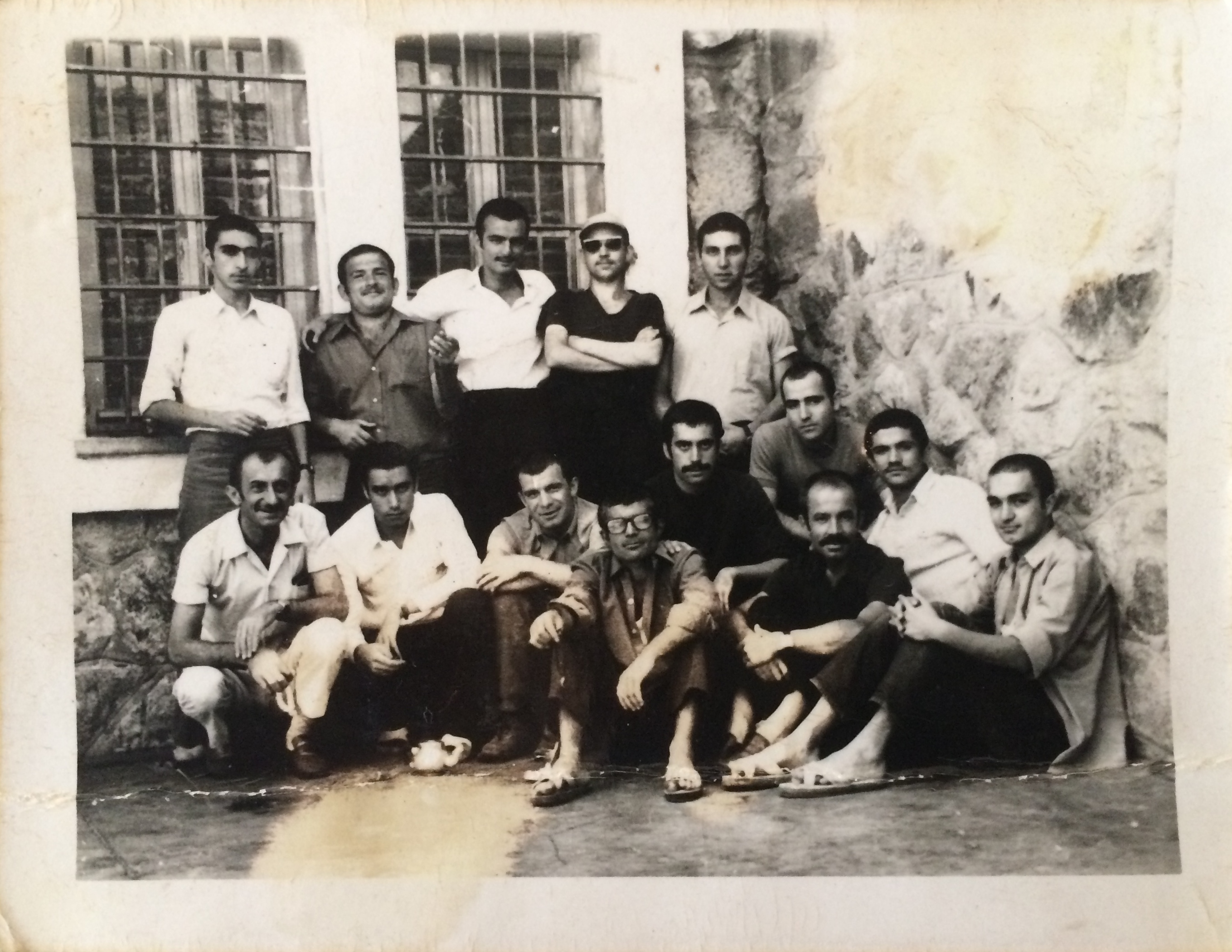 Mamak Cezaevi'nden, Erdal Öz, Sarp Kuray, Mahir Sayın, Ruhi Koç, Cemal Selman Pakoğlu ve Metin Ayçiçek'le birlikte Mustafa Kaçaroğlu (sağ duvara yaslanmış, yukarıdan ikinci) 