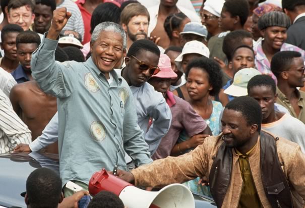 Nelson Mandela (1918-2013) 27 yıl hapsedildikten sonra 1994'te Güney Afrika Cumhuriyeti'nin ilk siyah başkanı seçildi. 1993'te de Klerk'le birlikte Nobel Barış Ödülü'nü alan Mandela 1992'de teklif edilen Atatürk Barış Ödülü'nü reddetmişti 