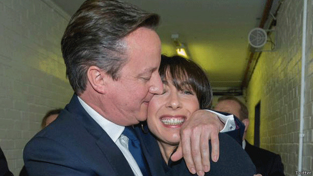 Başbakan David Cameron partisinin tüm kamuoyu yoklamalarının aksine yaşadığı seçim başarısı sonrasında, yaklaşık yarım saat önce Twitter hesabından eşi Samantha Cameron ile çektirdiği bir fotoğrafı paylaştı.