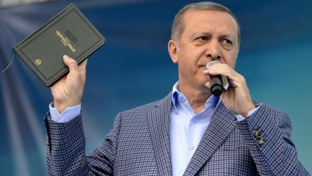 Cumhurbaşkanı Erdoğan dün Van'da elinde Kuranı Kerim ile yaptığı mitingde, 'CHP'nin camileri sattığını, kapattığını, ahıra çevirdiğini; HDP'nin de terör destekli parti olduğunu' iddia etti