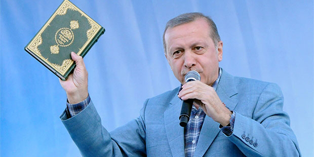 Cumhurbaşkanı Erdoğan, Siirt, Batman, Diyarbakır, Mardin ve Van illerinde düzenlediği mitinglere elinde Kuranı Kerim'le çıktı, muhalefetin inancını sorgulayan konuşmalar yaptı