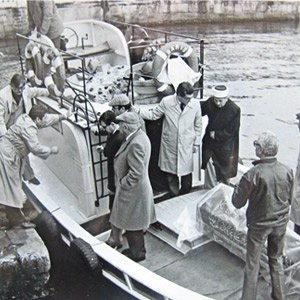 Hasan Cemal, 4 Kasım 1983'te hayatını kaybeden Doğan Avcıoğlu'nun, toprağa verilmek üzere tekneyle Büyükada'ya götürülen tabutunun başında