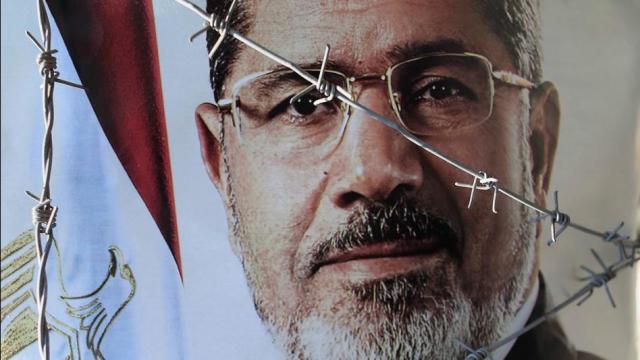 2013'te darbeyle devrilen Mısır'ın demokratik seçimlerde seçilmiş ilk Cumhurbaşkanı Muhammed Mursi, 'casusluk' ve 'hapishaneler baskını' davasında idama mahkûm edildi