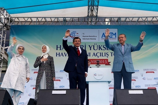Erdoğan, Başbakan Davutoğlu ile birlikte Hakkari Yüksekova Havaalanı'nın açılışı nedeniyle düzenlediği mitingde, 'Biz Müslümanız. Birileri Zerdüşt olabilir. O ayrı mesele. Benim Zerdüşt’le işim olmaz' dedi
