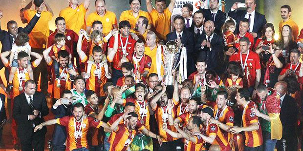 Galatasaray futbol takımı şampiyonluk kupasını Arena'da seyircisiyle buluşturdu...