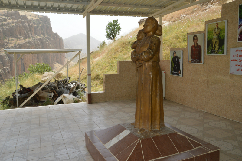PKK'liler, TSK'nın vurduğu yedi kişilik ailenin ölümünü bir anıta dönüştürmüşler. Kandil'in girişindeki bu anıtta, kucağında çocuğuyla ölen anne tasvir ediliyor.